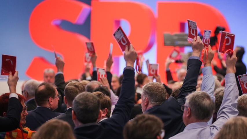 Schulz erleichtert, Jusos scheitern: Der SPD-Parteitag in Bildern