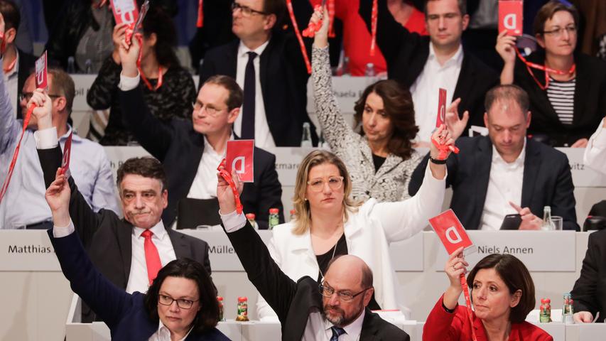 Schulz erleichtert, Jusos scheitern: Der SPD-Parteitag in Bildern