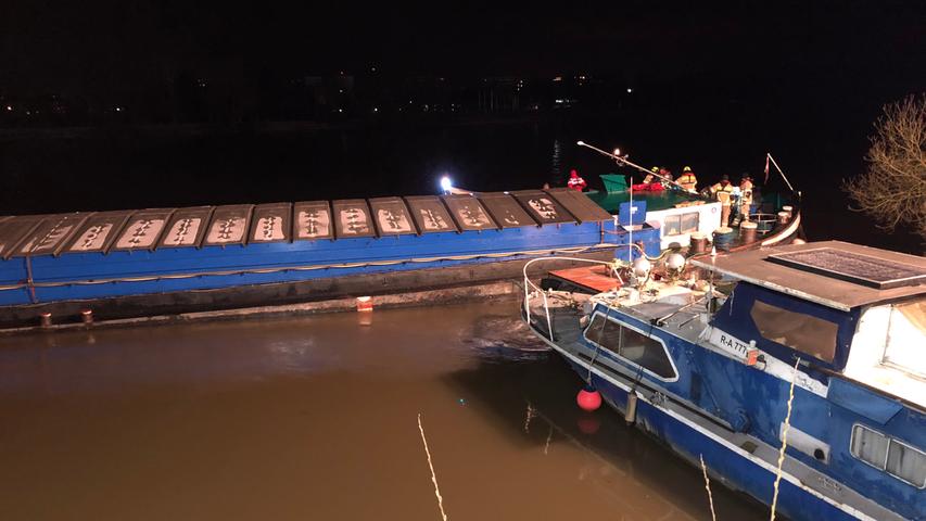 Feuerwehr im Großeinsatz: Dünger-Schiff havariert auf der Donau 