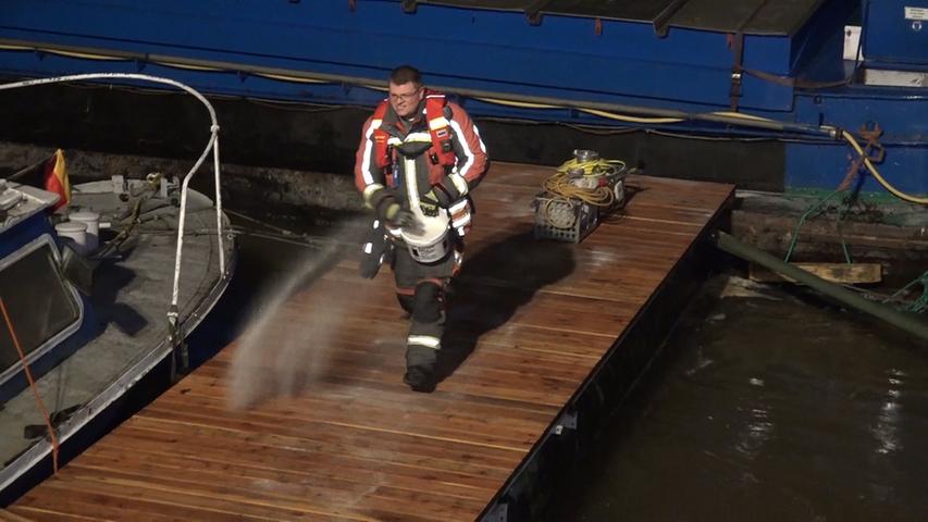 Feuerwehr im Großeinsatz: Dünger-Schiff havariert auf der Donau 