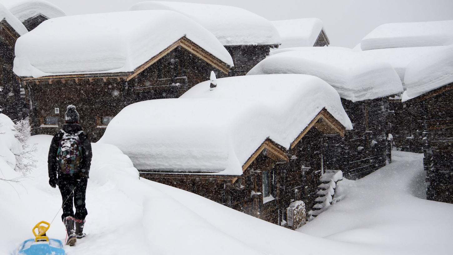 Schnee bedeckt die Hütten im Schweizer Dorf Bellwald.