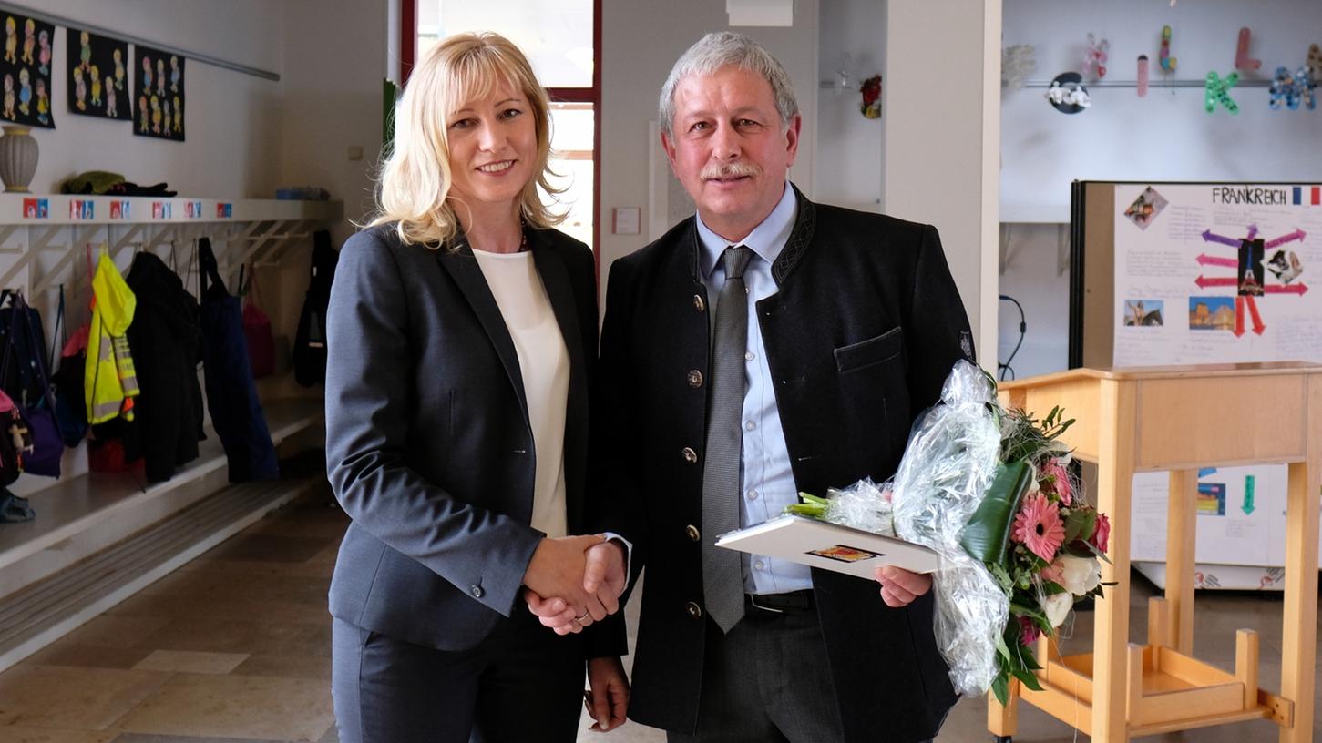 Cornelia Klaus wurde als neue Rektorin der Grundschule Gnotzheim ins Amt eingeführt - hier begrüßt von Bürgermeister Josef Weiß. Cornelia Klaus wurde als neue Rektorin der Grundschule Gnotzheim ins Amt eingeführt - hier begrüßt von Bürgermeister Josef Weiß.