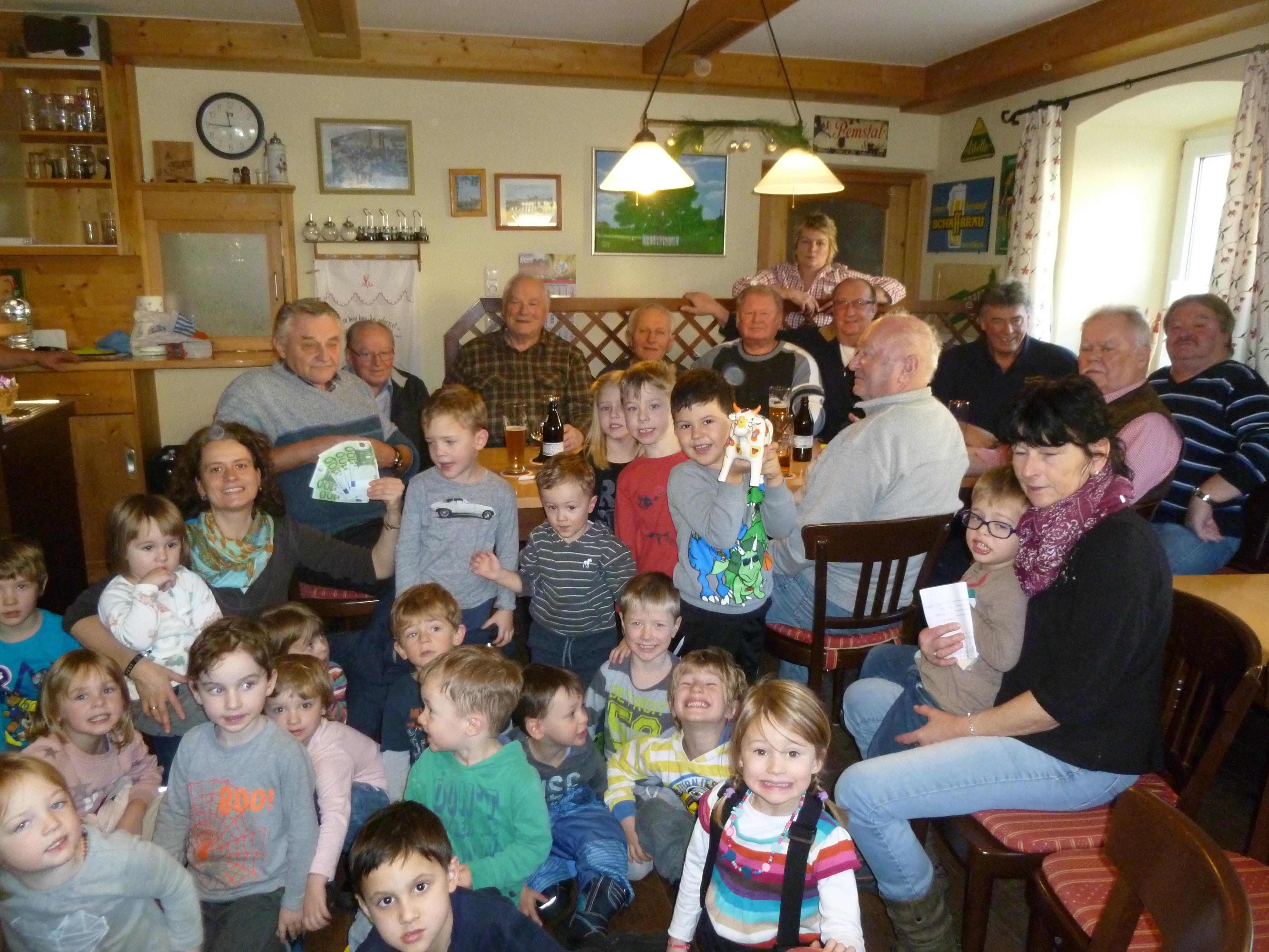 Ein Besuch beim Stammtisch, dieses ungwöhnliche Ausflugsprogramm gab es für die Buben und Mädchen des Kindergartens Arche Noah in Auernheim. Denn die Männerrunde aus Werner Faser, Manfred Gerschner, Emil Heckel, Dieter Riedel, Günther Ronneberger, Rudi Schmid, Hans Wölfel und Peter Wölfel, die sich regelmäßig im Gasthaus Weberndorfer trifft, hatten im vergangenen Jahr 450 Euro für den Kindergarten gesammelt. Wirtin Ute Weberndorfer rundete die Summe spontan auf, sodass sich die Kinder nun über 500 Euro freuen dürfen. Das Geld wird in Schienen, Brücken und Züge investiert – für die Holz-Eisenbahn-Spielecke. Die Kinder bedankten sich mit einem Ständchen.