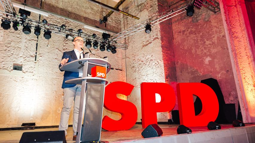 Thorsten Brehm, Nürnberger Chef der Sozialdemokraten, hat zum Neujahrsempfang SPD-Mitgliedsanträge mitgebracht.