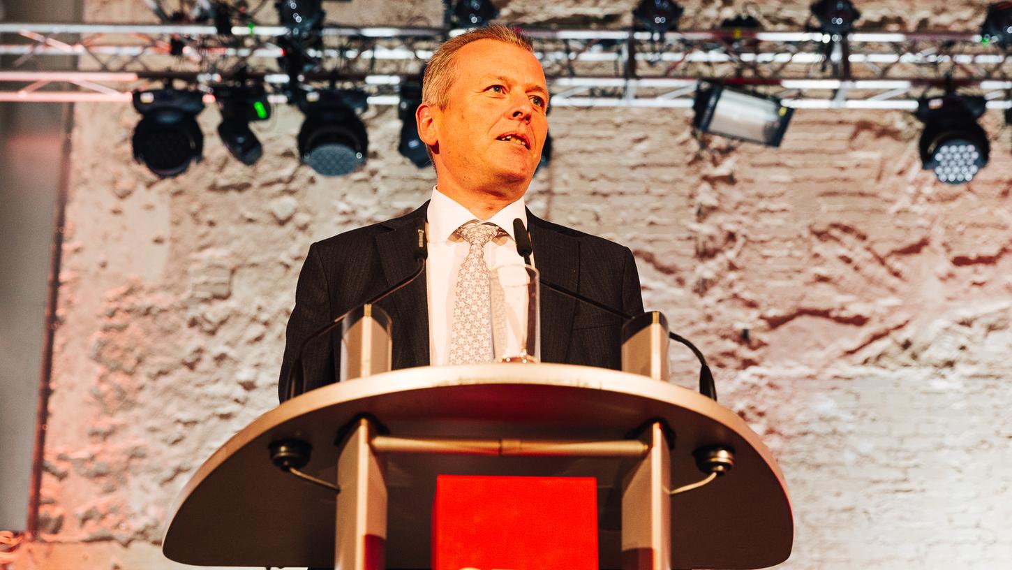 Oberbürgermeister Ulrich Maly legt eine SPD-Parteizugehörigkeit auch jenen nahe, die eher CSU-Sympathisanten sind: "Wenn Sie jetzt beitreten, können Sie helfen, dass Angela Merkel wieder Kanzlerin wird", sagte der OB. Oberbürgermeister Ulrich Maly legt eine SPD-Parteizugehörigkeit auch jenen nahe, die eher CSU-Sympathisanten sind: "Wenn Sie jetzt beitreten, können Sie helfen, dass Angela Merkel wieder Kanzlerin wird", sagte der OB.
