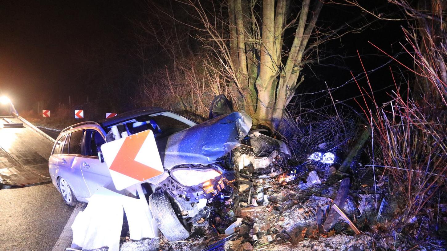 Ein 58-jähriger Mercedes-Fahrer war am Montagabend von Gaiganz (Landkreis Forchheim) in Richtung Kunreuth unterwegs. In einer Rechtskurve verlor er die Kontrolle über den Wagen und prallte hinter dem Straßengraben gegen einen Baum.