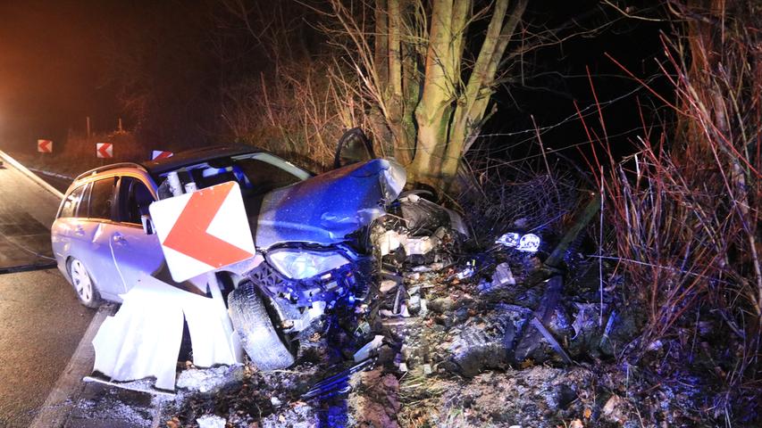 Unfall zwischen Gaiganz und Kunreuth - Mercedes prallt gegen Baum