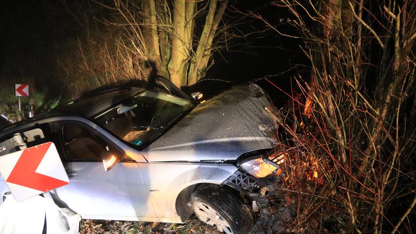Unfall zwischen Gaiganz und Kunreuth - Mercedes prallt gegen Baum