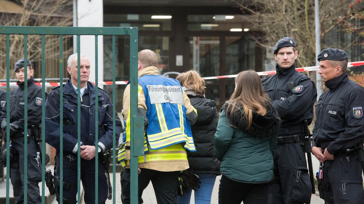 An einer Gesamtschule in Lünen soll ein Schüler von einem Klassenkameraden getötet worden sein. Der minderjährige Tatverdächtiger wurde im Rahmen einer Fahndung festgenommen, wie Polizei und Staatsanwaltschaft am Dienstag mitteilten.