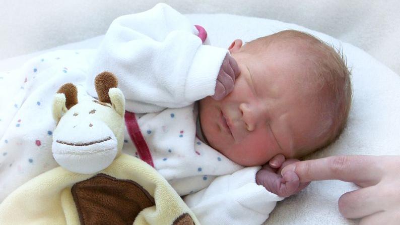 So kleine Händchen hat Emma Marie noch! Dabei maß sie bei ihrer Geburt am 15. Januar im Theresien-Krankenhaus schon 51 Zentimeter und brachte 3250 Gramm auf die Waage. Willkommen im Leben!