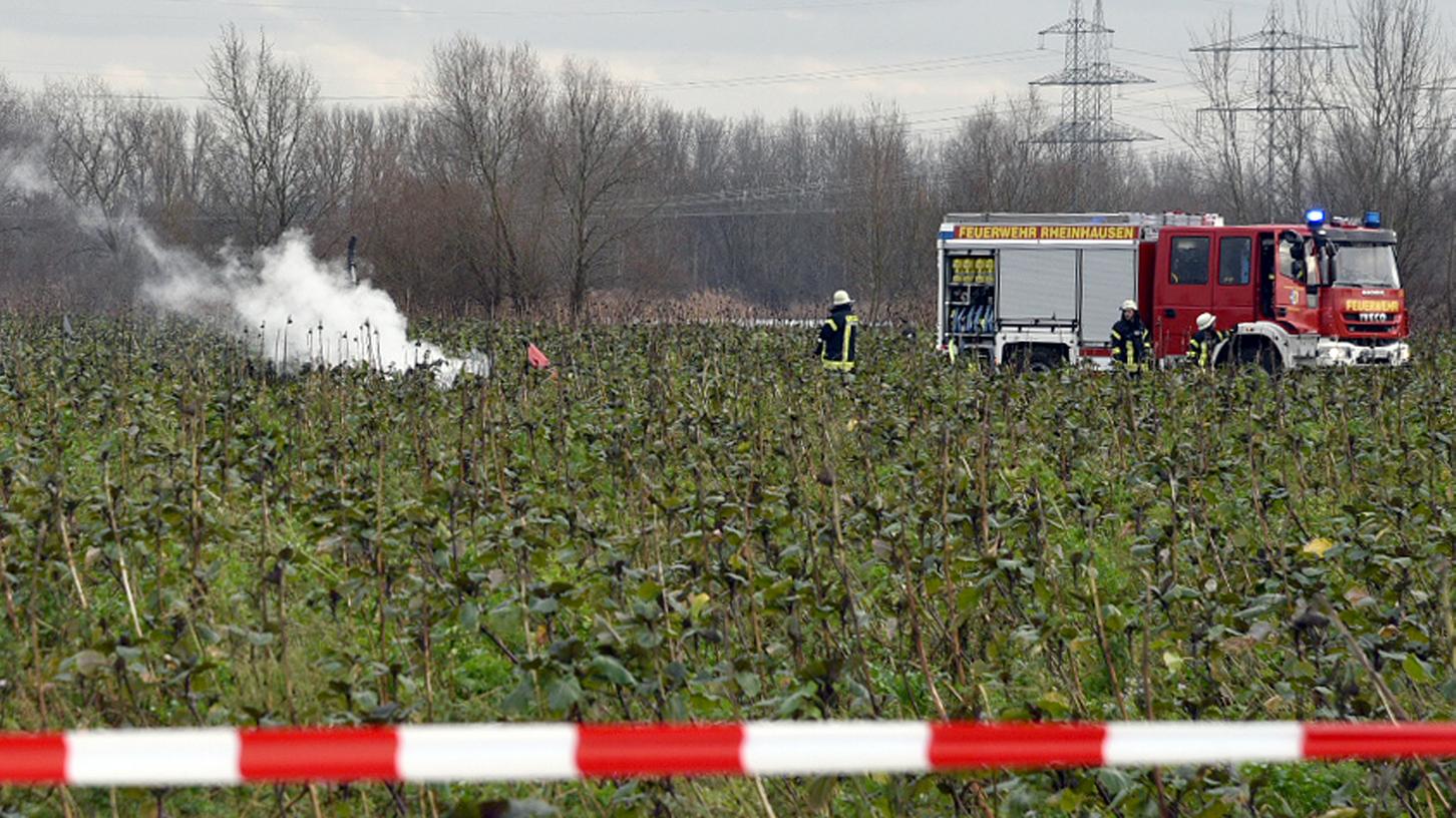 Feuerwehrleute sichern die Unfallstelle bei Philippsburg in Baden-Württemberg. Vier Menschen kamen hier ums Leben, als ein Kleinflugzeug und ein Hubschrauber in der Luft zusammenstießen.