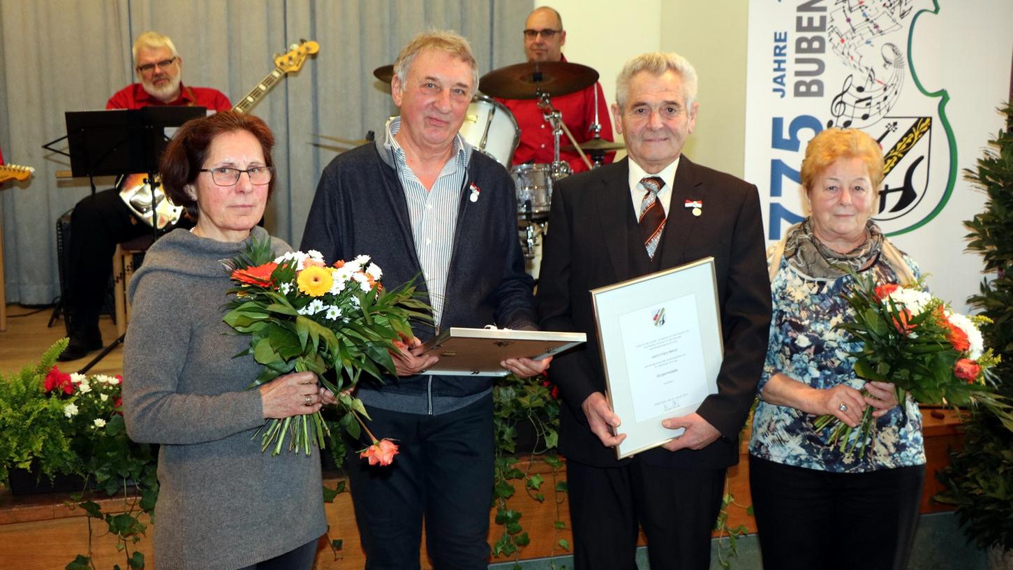 Die Bubenreuther Bürgermedaille erhielten Klaus Petsch (links) und Franz Wenzel, Blumensträuße ihre Frauen.