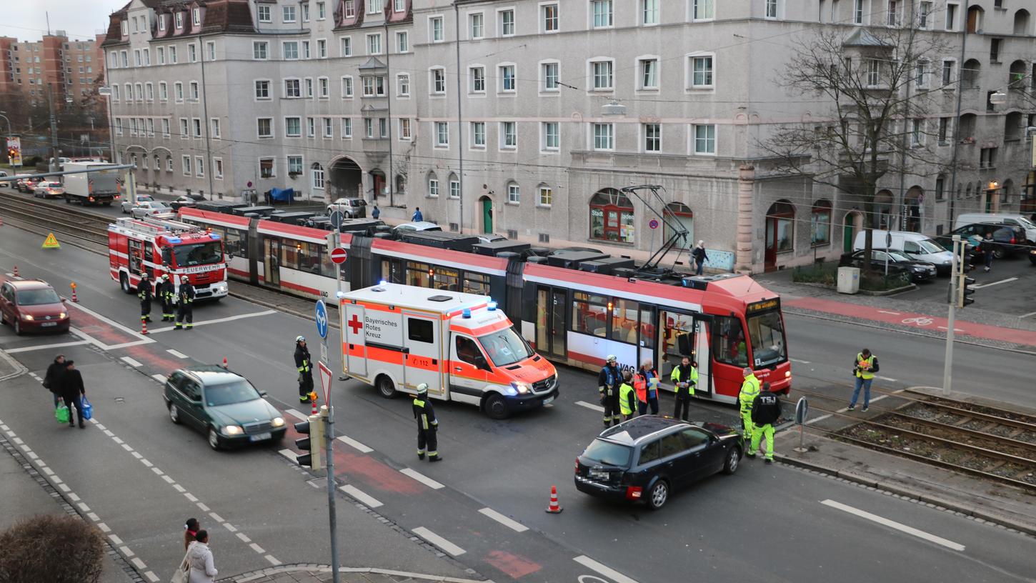 Zu einem Unfall zwischen einer Straßenbahn und einem Audi ist es am Dienstagnachmittag auf der Nürnberger Dianastraße gekommen.