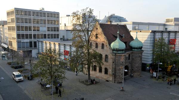 Erst 19 Jahre alt und trotzdem todgeweiht: Das Einkaufszentrum City-Point wird aus dem Nürnberger Stadtbild verschwinden. Die Immobilie in der Fußgängerzone soll schon bald abgerissen werden, um Platz für ein Hotel mit 200 Betten zu machen. Da der Neubau zwischen Breiter Gasse, Pfannenschmiedsgasse und Hallplatz deutlich ästhetischer ausfallen soll als sein Vorgänger, spricht Baureferent Daniel Ulrich von einer "Riesenchance". Eine entsprechende Bauvoranfrage des Eigentümers sei daher bereits weitgehend positiv beschieden worden.