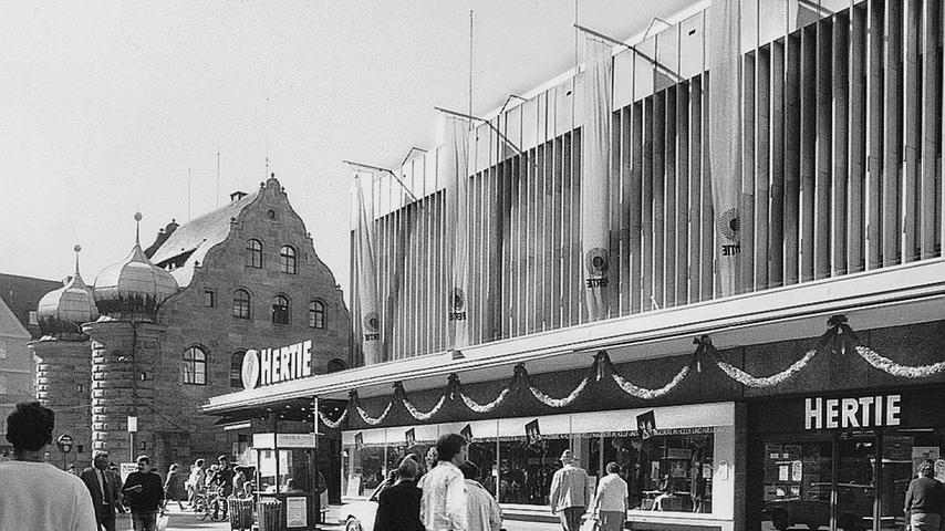 1954 wurde aus dem alten Apollo-Theater das Kaufhaus Hertie, das bis 1997 bestand.