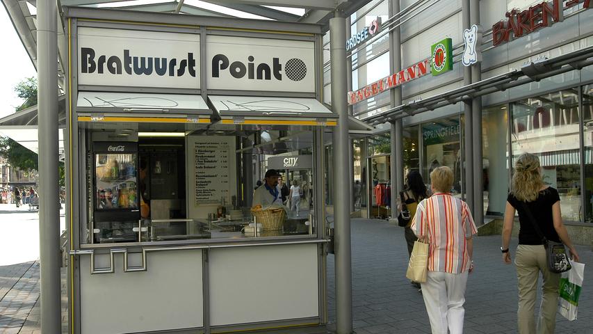 Seit Jahren ein Anlaufpunkt vor dem Einkaufszentrum: der "Bratwurst Point".