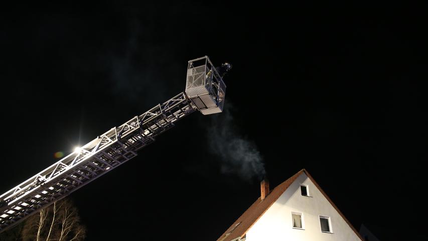 Die Einsatzkräfte der Feuerwehr rückten aus, um einen brennenden Kamin in Kammerstein im Landkreis Roth zu löschen.