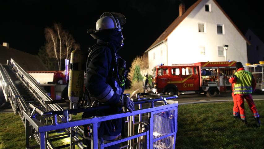 Die Einsatzkräfte der Feuerwehr rückten aus, um einen brennenden Kamin in Kammerstein im Landkreis Roth zu löschen.