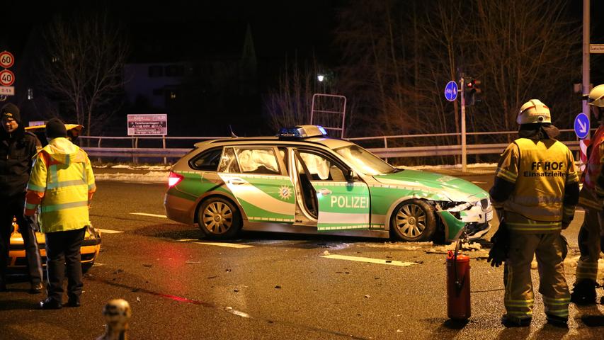 Mindestens 30.000 Euro Schaden: Golf übersieht Polizeiwagen 