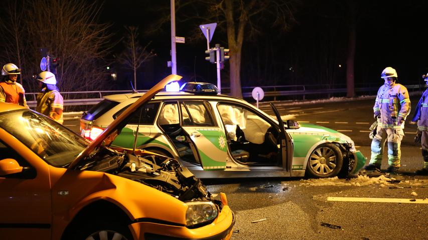 Mindestens 30.000 Euro Schaden: Golf übersieht Polizeiwagen