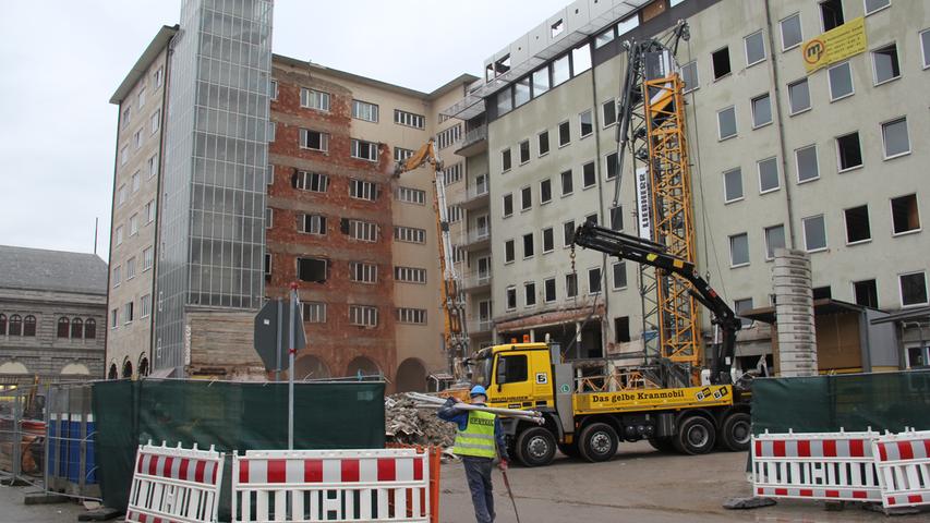 Es ist so weit: Ab Mittwoch hat der Abriss des Kopfbaus der alten Hauptpost am Nürnberger Hauptbahnhof begonnen.