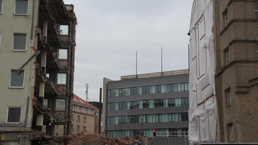 Die Arbeiten an diesem Gebäudeteil sollen insgesamt rund drei bis vier Wochen dauern. Stockwerk für Stockwerk soll das Gebäude in dieser Zeit "auf Erdbodenniveau gebracht werden", wie es Projektleiter Rainer Strietz-Janssen formuliert.