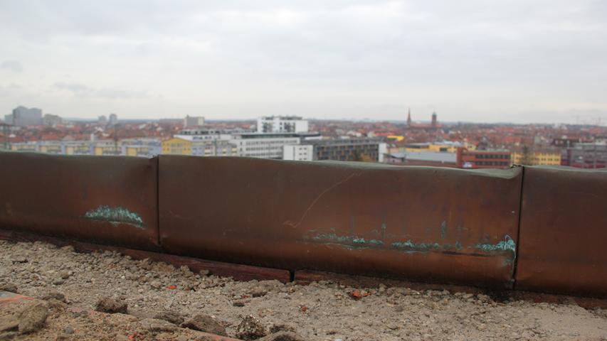 Noch kann man auf dem Dachgeschoss des markanten Kopfbaus der alten Hauptpost den Ausblick über Nürnberg genießen.