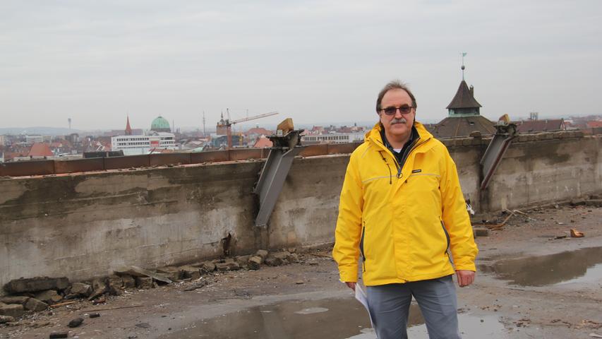 Projektleiter Rainer Strietz-Janssen auf dem Dachgeschoss des Kopfbaus.