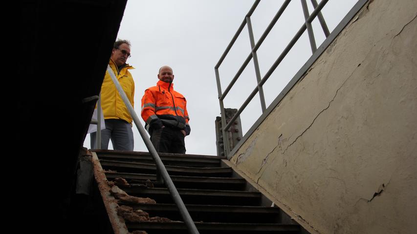 ...an dessen Ende Projektleiter Rainer Strietz-Janssen und einer seiner Bauarbeiter am Dienstag, einen Tag vor Beginn des Abrisses, noch einmal gestanden hatten.