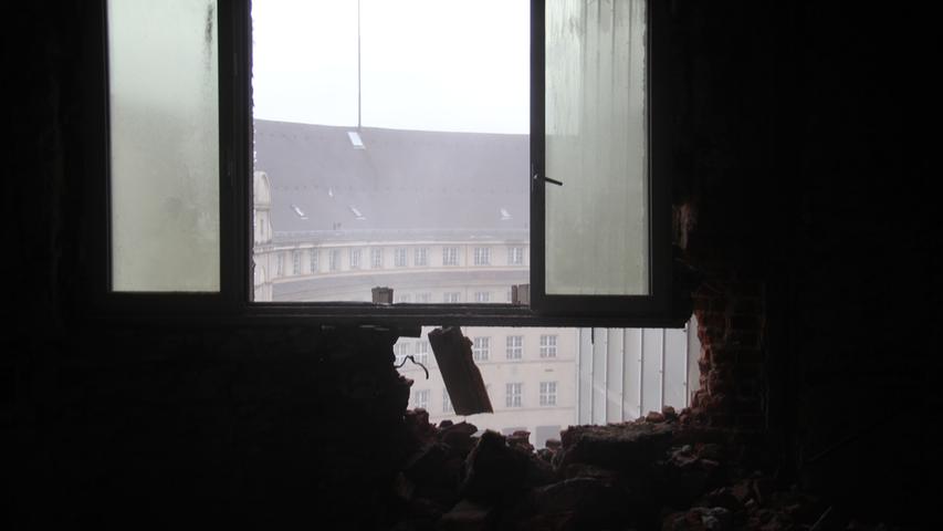 Statt eines schönen Ausblicks aus den Fenstern hatte man stattdessen immer wieder heruntergekratzten Putz vor dem Fenster herunterfallen sehen.