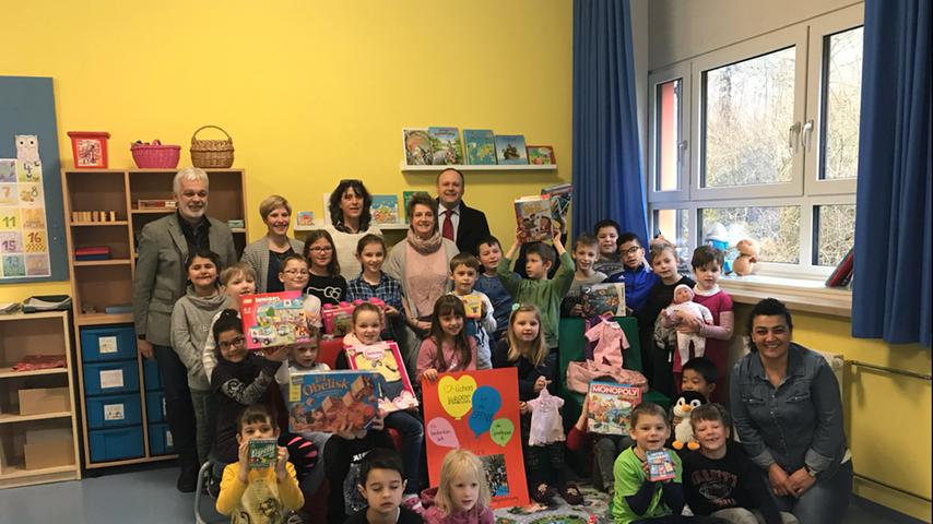 Sparkassen-Filialleiter Ralf Lenik stattete den Kindern und dem pädagogischen Betreuungsteam der Städtischen Mittagsbetreuung an der Grundschule einen Besuch in ihren Räumen ab und zeigte sich sehr angetan von dieser Einrichtung. Mit im Gepäck hatte er Spielmaterial im Wert von über 300 Euro, das im Vorfeld von den Erzieherinnen für das Freispiel ausgesucht wurde.