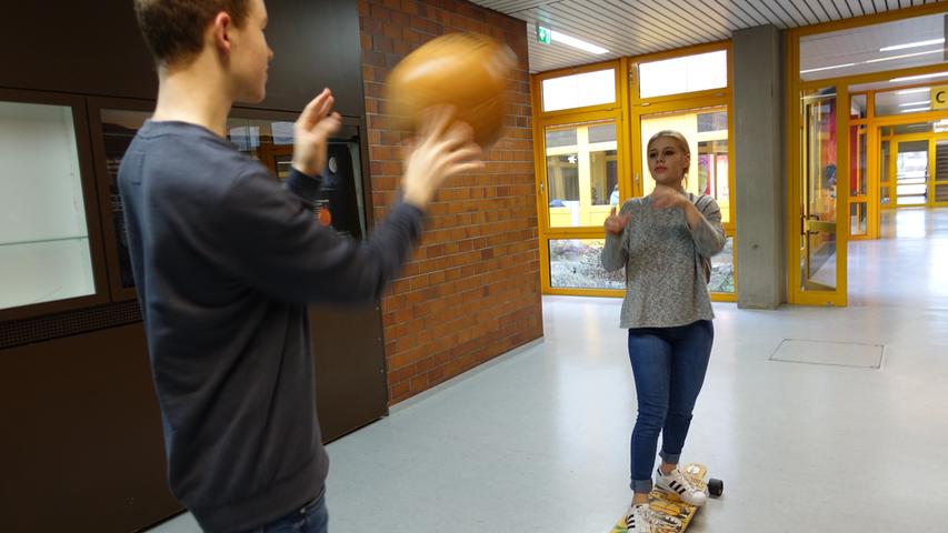 Veranschaulichung des Rückstoßantriebs bei Raketen: das Wechselwirkungsprinzip zeigten Valentin Kasan (l.) und Emily Kapella aus der 9. Klasse mit Medizinball und Skateboard.