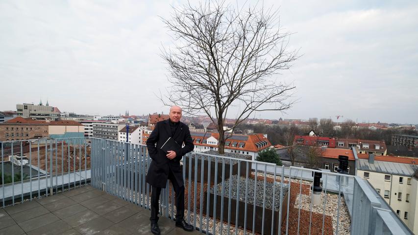 Projektleiter Carsten Haase von Sontowski & Partner auf einer der Dachterrassen.