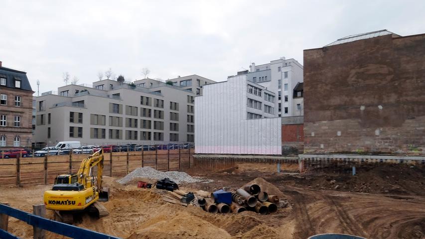 Der Neubau auf dem 2720 Quadratmeter großen Areal in zentraler Lage und nächster Nähe zur Wöhrder Wiese gliedert sich in zwei Bauteile mit 55 Wohneinheiten, die zwischen 27 und 190 Quadratmetern groß sind, sowie zwei Stadthäusern mit 170 Quadratmetern.