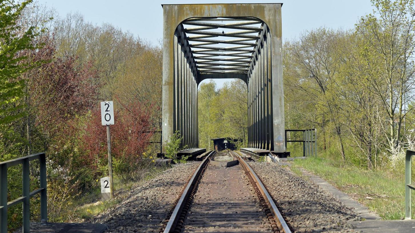Die alte Bahnstrecke zwischen Erlangen-Bruck und Herzogenaurach ist schon lange stillgelegt, es finden sich aber noch Gleise.