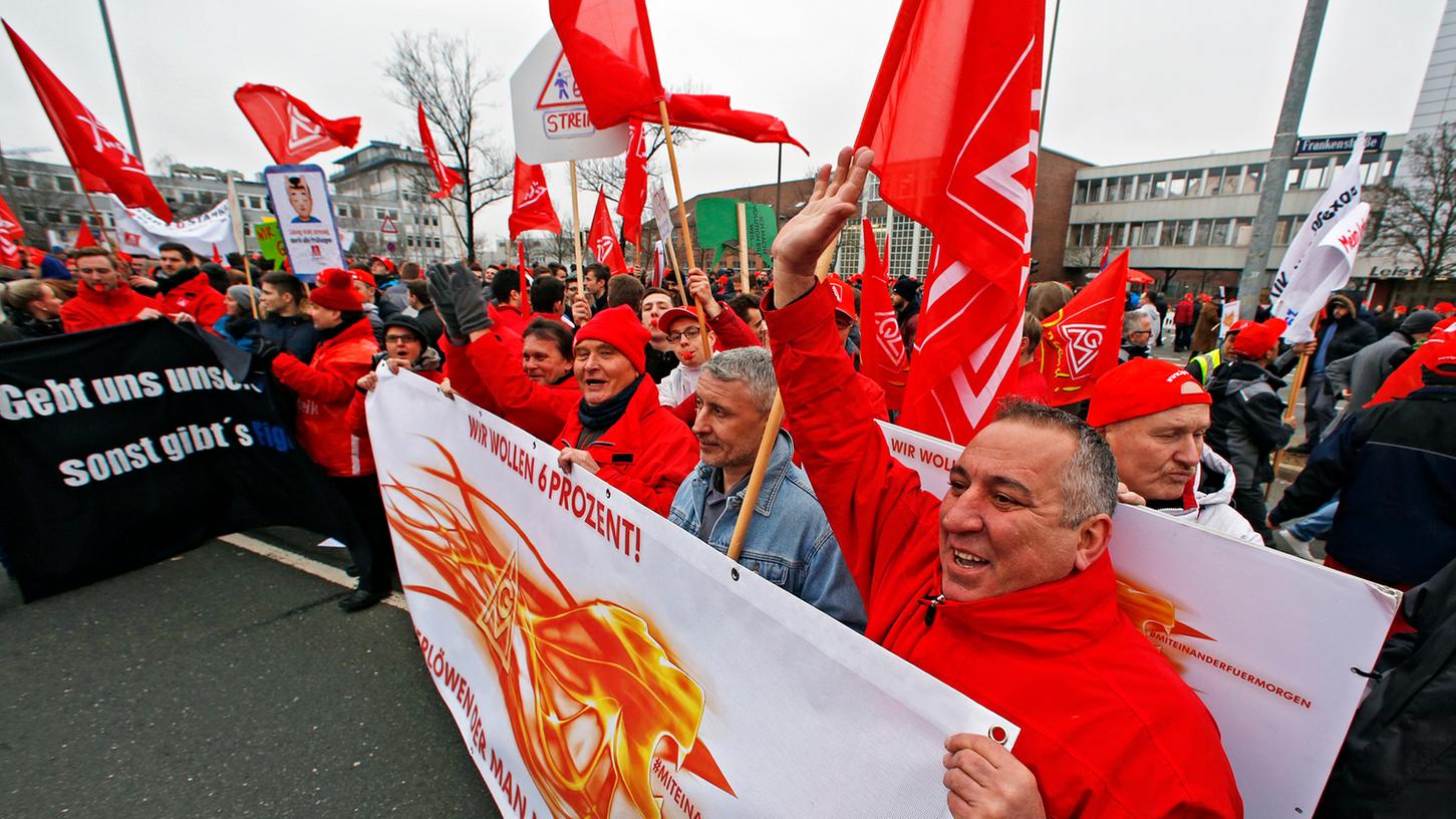 Ein Einigung mit den Arbeitgebern am Mittwoch sei "unwahrscheinlich", so die IG Metall. Deshalb kündigte die Gewerkschaft weitere Streiks für Donnerstag an.