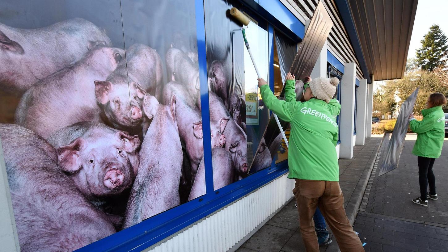 Greenpeace macht Nürnberger Lidl zu Schweinestall