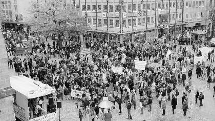 Demonstration gegen den Sozialabbau, „von oben betrachtet“. Foto: Sippel Demonstration gegen den Sozialabbau, „von oben betrachtet“. Foto: Sippel