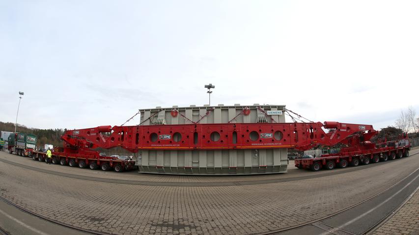875-Tonnen-Koloss! XXL-Schwertransporter durchquert Nürnberg