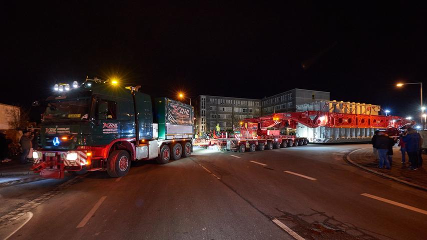875-Tonnen-Koloss! XXL-Schwertransporter durchquert Nürnberg