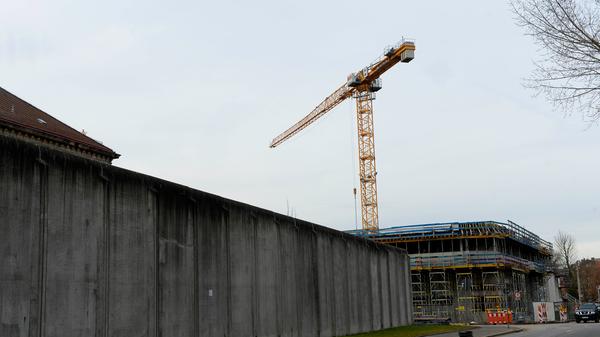 Seit über einem Jahr wird auf dem Areal an der Ecke Maximilianstraße/Reutersbrunnenstraße vis-à-vis vom Gefängnis gearbeitet.
