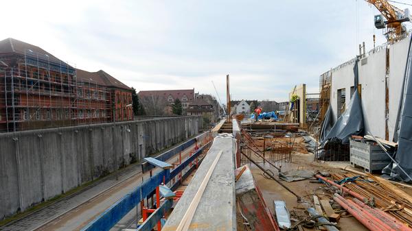 Die Arbeiten auf der Riesen-Baustelle sind ein paar Monate in Verzug.