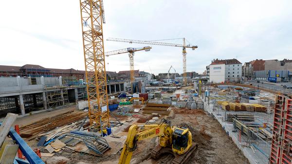 Bis zum ersten Spatenstich für Nürnbergs größte und modernste Feuerwache - als Ersatz für das in die Jahre gekommene Gebäude in der Reutersbrunnenstraße - war es ein steiniger Weg.