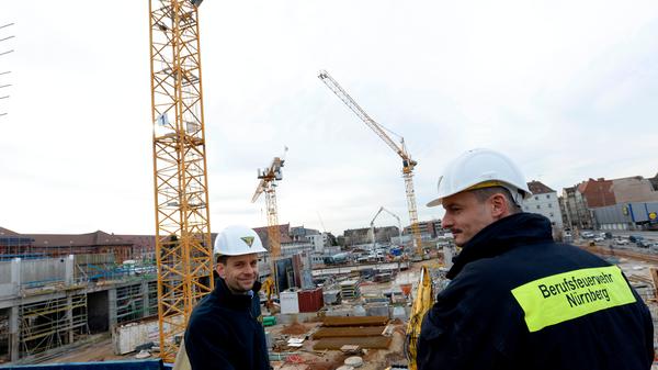An der Ecke Maximilianstraße/Reutersbrunnenstraße entsteht Nürnbergs modernste und teuerste Feuerwache. Felix Schanzmann (links) und Bastian Richter von der Berufsfeuerwehr betreuen das Großprojekt.