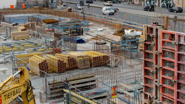 Statt 24 Millionen Euro kostet die Feuerwache nun über 50 Millionen. Eine bittere Pille. Doch im Vergleich zu anderen modernen Feuerwachen sei der Neubau gar nicht so teuer, erklärt Bauingenieur Felix Schanzmann. Der Quadratmeter-Preis liege im Schnitt.