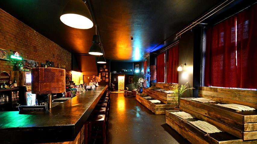 Seit 2017 ist die Harlem Bar Anlaufpunkt für viele Partygänger in der Luitpoldstraße. Die lange Bar lädt bestens zum gepflegten Cocktail-Konsum ein. Das macht sich im Voting bezahlt: Mit 137 Stimmen landete sie auf Platz 3!