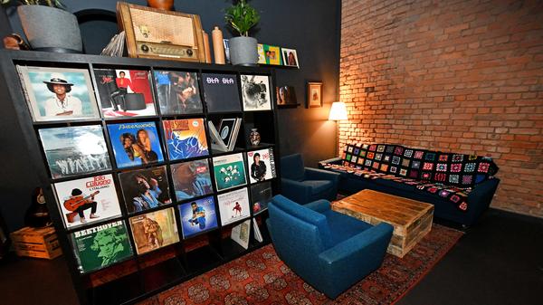 Lässig Abhängen ist in der Harlem Bar in der Luitpoldstraße ein Leichtes. Viele gemütliche Sitzgelegenheiten laden zum Entspannen ein. Es geht hier einfach locker zu. Hin und wieder legen auch DJs auf. Die Harlem Bar hat Mittwoch bis Samstag ab 20 Uhr geöffnet.