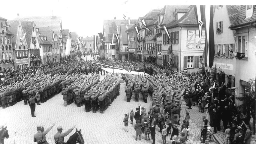 Eine Flugzeugweihe lockt Menschenmassen auf den Marktplatz, der zu dieser Zeit "Adolf-Hitler-Platz" heißt.