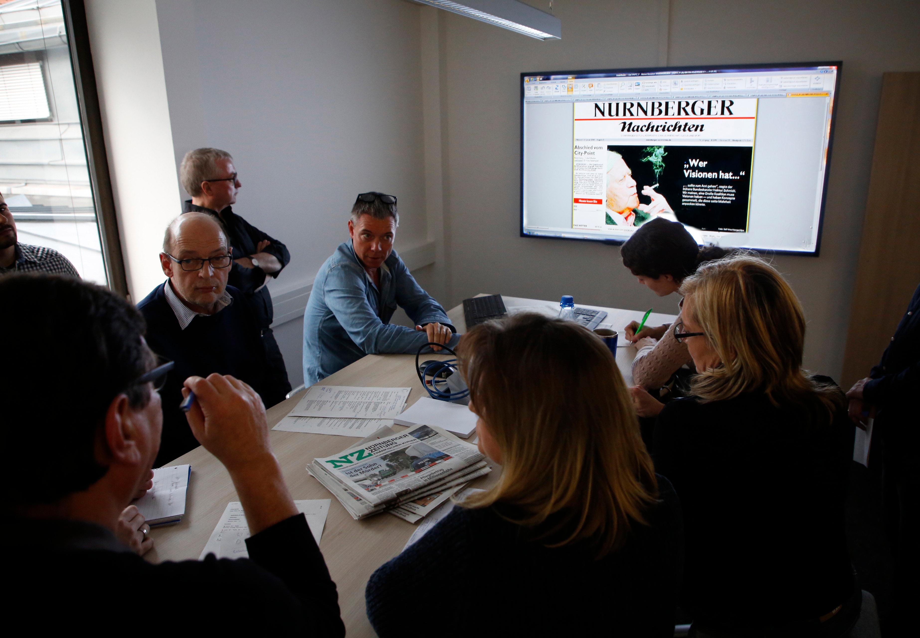 Die Redakteure diskutieren vor dem 90 Zoll Bildschirm über die Aufmachung und Themengewichtung auf der Titelseite und werfen gemeinsamen einen kritischen Blick auf alle übrigen Seiten. Passt die Überschrift, ist das Foto ein Hingucker, müsste dieses Thema nicht auch kommentiert werden — es gibt noch einiges zu korrigieren.