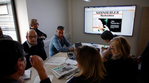 Die Redakteure diskutieren vor dem 90 Zoll Bildschirm über die Aufmachung und Themengewichtung auf der Titelseite und werfen gemeinsamen einen kritischen Blick auf alle übrigen Seiten. Passt die Überschrift, ist das Foto ein Hingucker, müsste dieses Thema nicht auch kommentiert werden — es gibt noch einiges zu korrigieren.